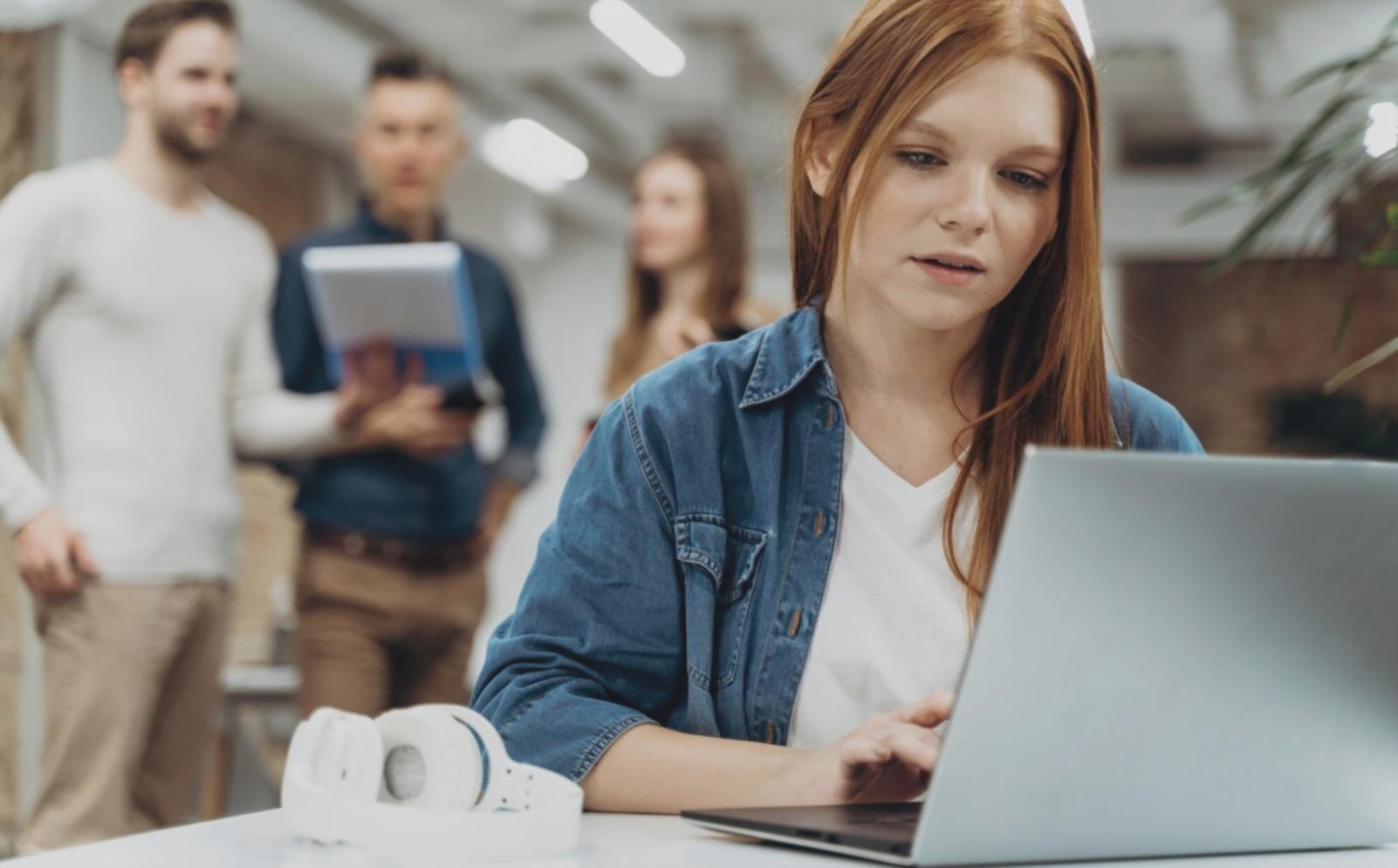 Equipo de trabajo analizando reportes financieros en una oficina moderna