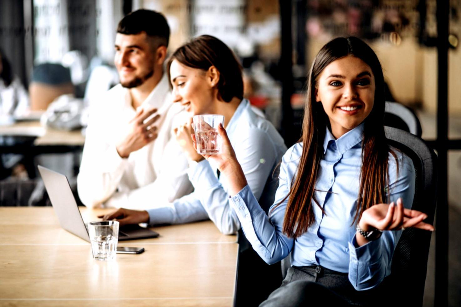 Estudiantes analizando datos financieros en sesión práctica del programa